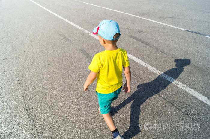 男孩在体育场里跑来跑去