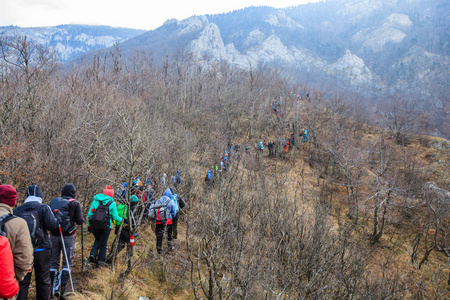 徒步旅行团人户外自然健康活动登山