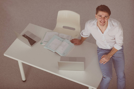 办公人员坐在办公桌旁使用笔记本电脑的肖像