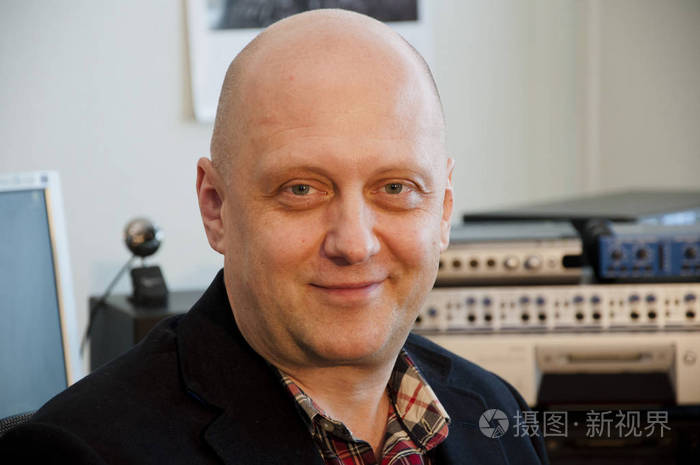 成年男人成熟微笑的商务经理笑眯眯的成熟商人在网上用数码设备工作