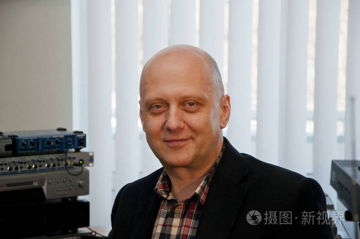 商业理念成熟快乐的商务经理笑眯眯的成熟商人在网上用数码设备工作