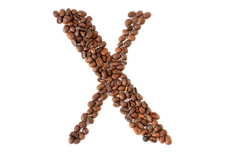 咖啡豆。白色背景上用咖啡豆制成的字母X。棕色