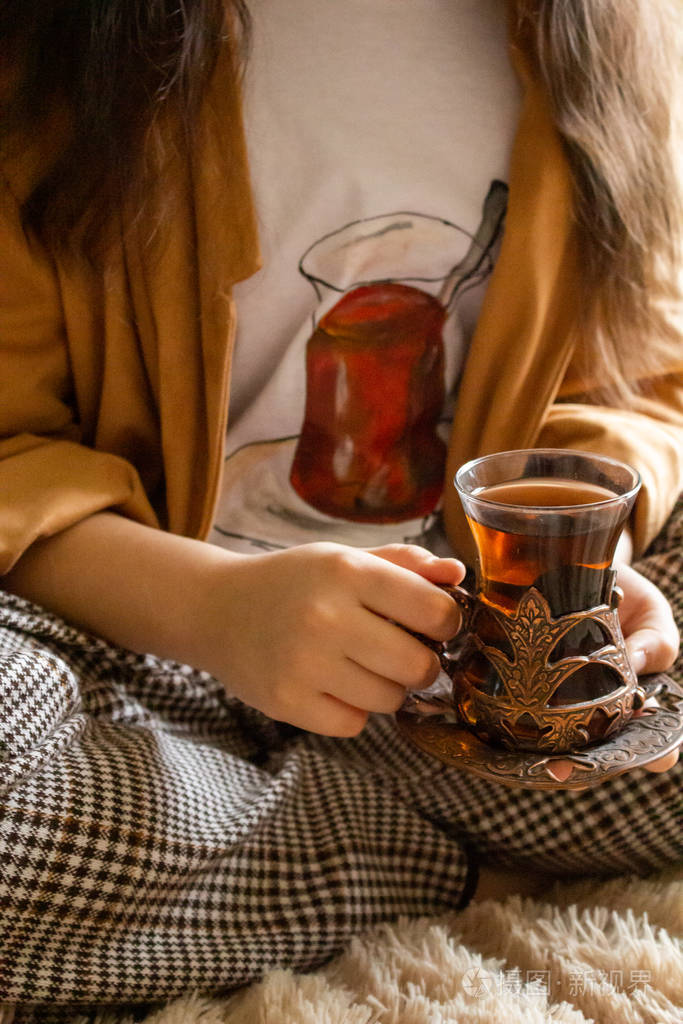 手里拿着一杯茶的女孩