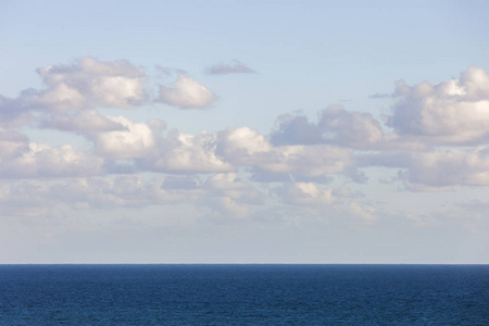 开阔的海洋蓝色海景和下午的云景