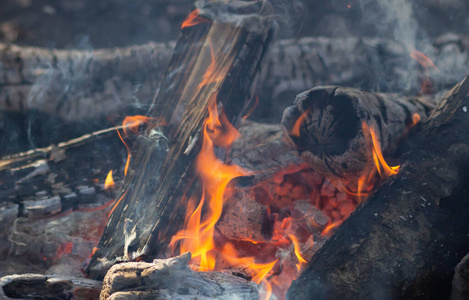 篝火在篝火里燃烧，用火取暖。