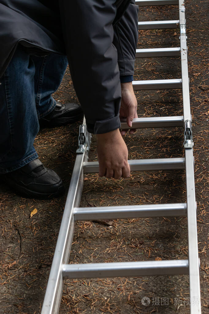 准备爬上梯子的人