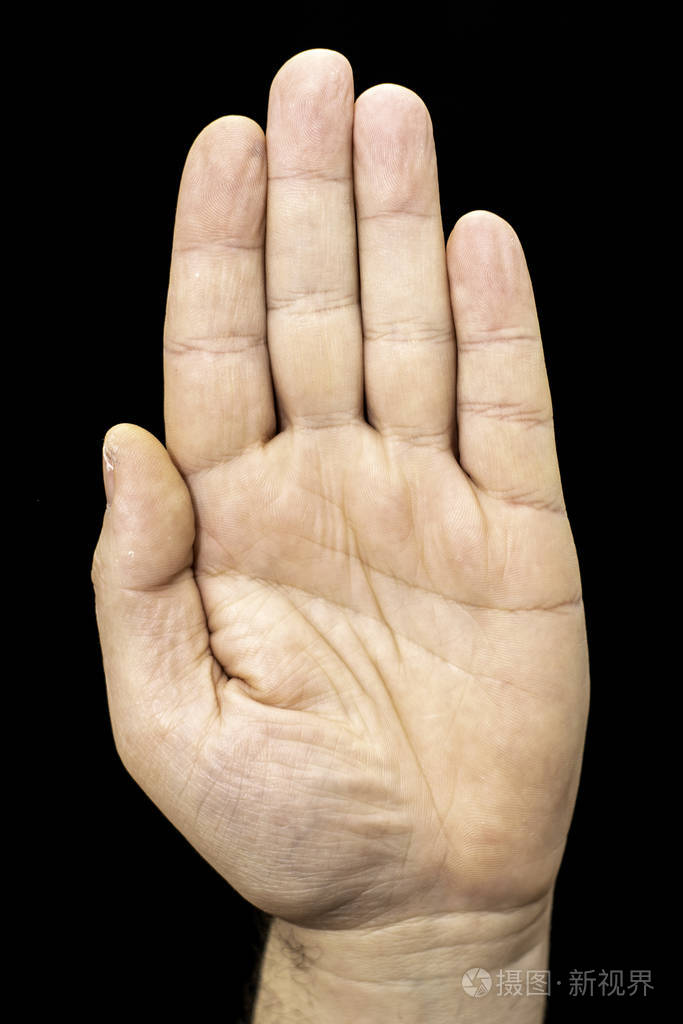 男性张开的手手指互相按在黑色背景上