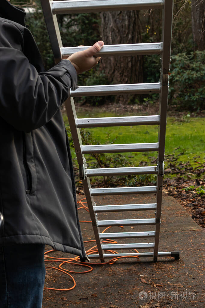 准备爬上梯子的人