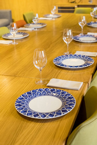 餐厅桌子上的玻璃杯叉子刀盘子晚餐餐饮服务背景和酒杯餐厅。空的眼镜.桌子环境，餐厅服务，室内。
