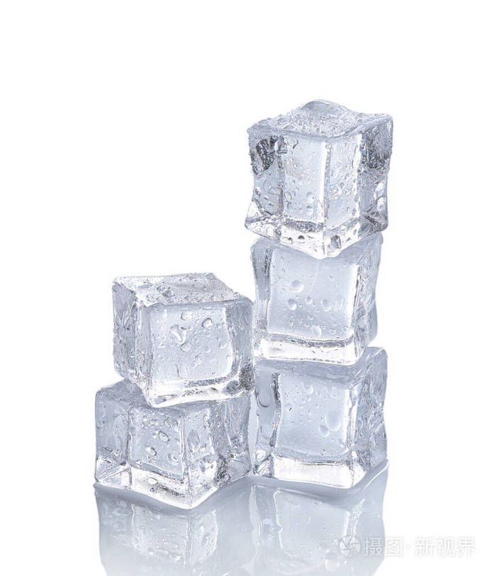 晶莹剔透的冰块白色表面有水滴