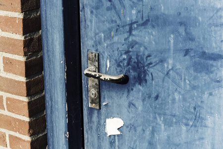 带蚀刻钢门把手的乡村蓝色门图片