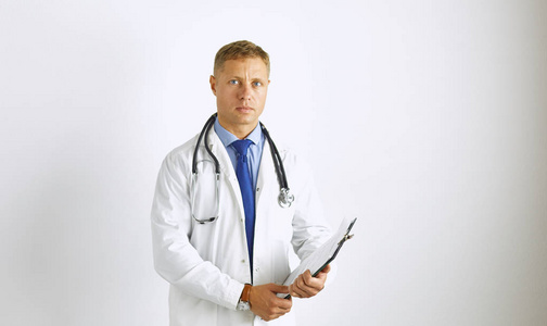 年轻自信的医生，穿着白大褂，带着听诊器