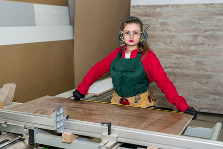 爱好 木材 工匠 女孩 细木工 女人 工艺 职业 建筑 手工制作的