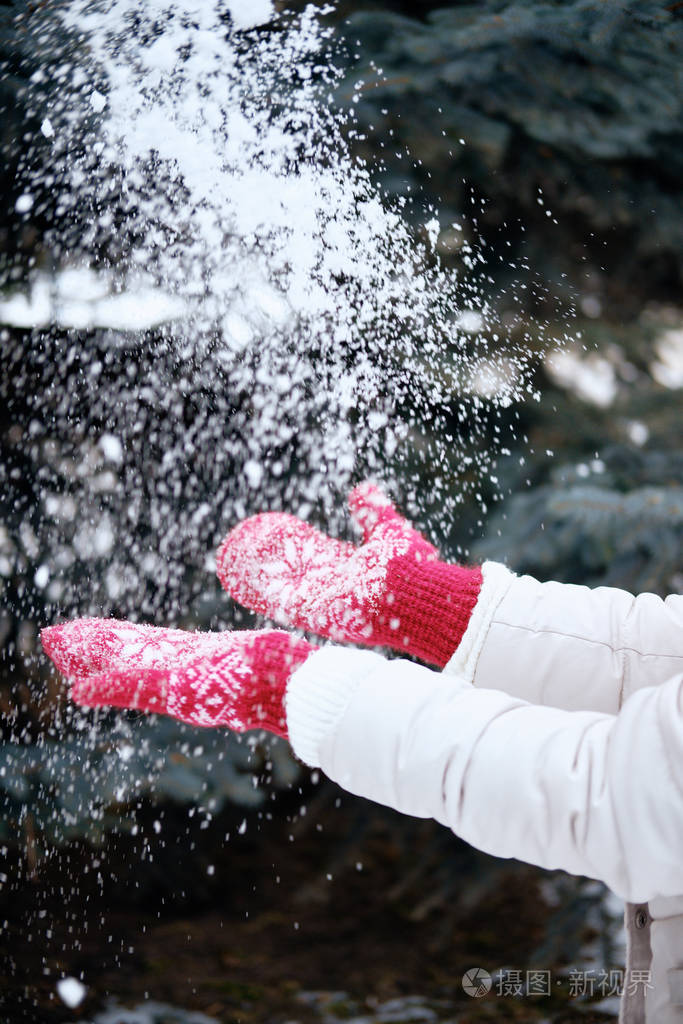 手戴针织手套冬季生活方式穿着时尚保暖的衣服穿暖和衣服的女人