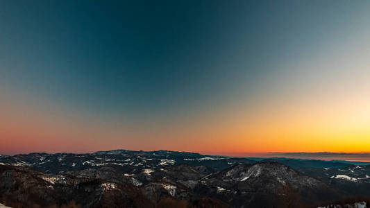 斯洛文尼亚山上的冬日日落