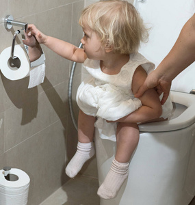 马桶工厂坐在马桶上的小孩照片