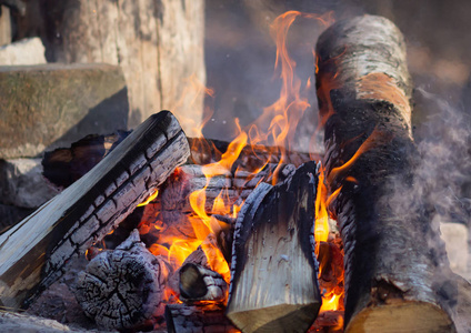 篝火在篝火里燃烧，用火取暖。