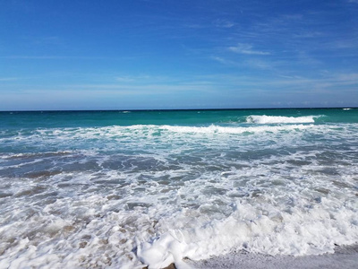 在海滩或海岸有波浪的海水