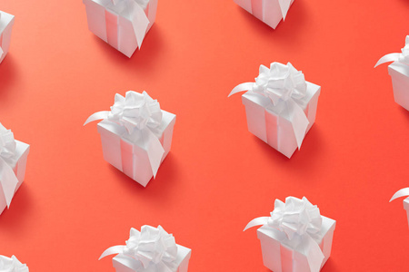 礼品盒最小图案背景。郁郁葱葱的熔岩2020颜色趋势。