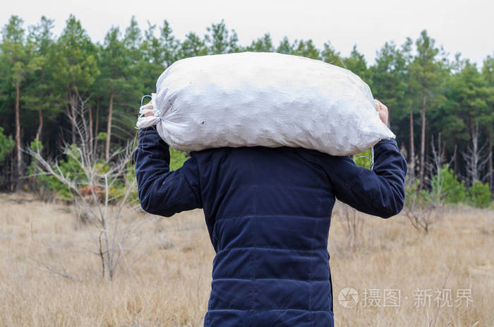 一个人背着满满的袋子