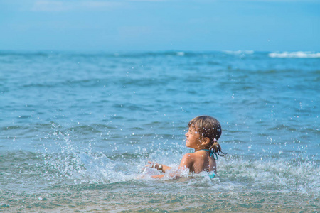 孩子在海里淹死在水里。选择性聚焦。