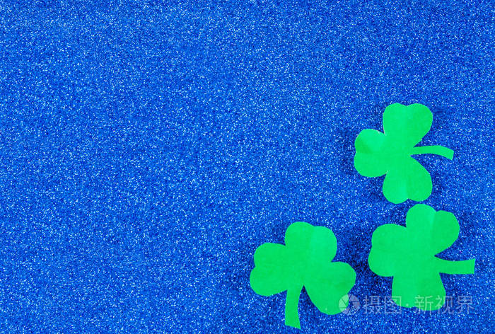 三叶草的叶子在蓝色的背景上俯视图