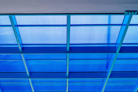 钢架和蓝色聚碳酸酯塑料屋顶图片