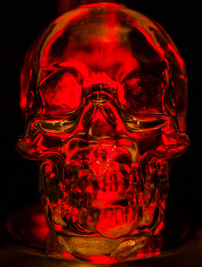 黑色背景上有红光的玻璃头骨照片
