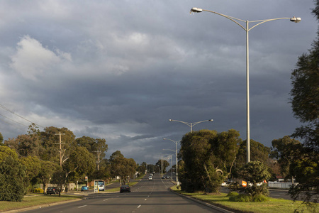 澳大利亚郊区多车道高速公路，暴风雨即将来临
