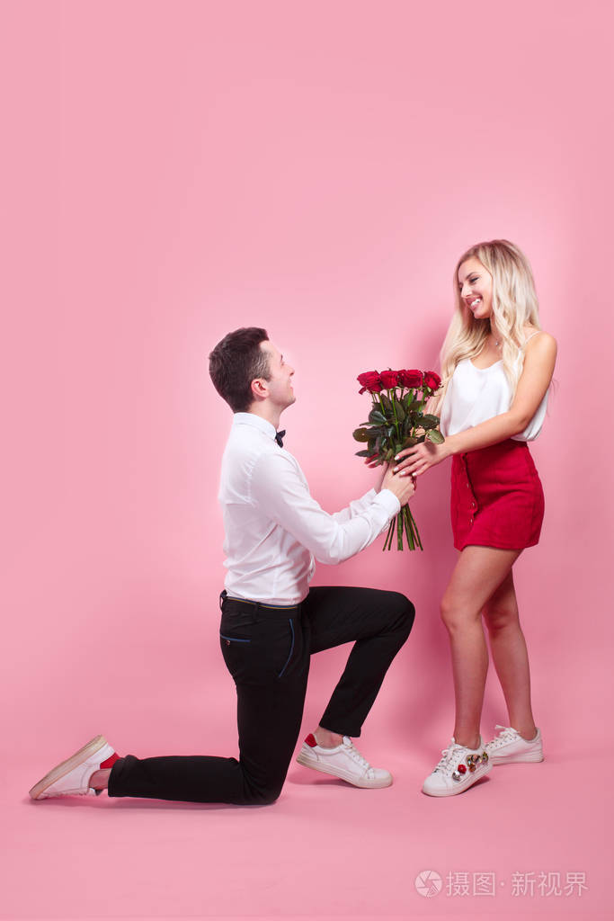 男人跪下来给美女送花.夫妻恋爱观念.