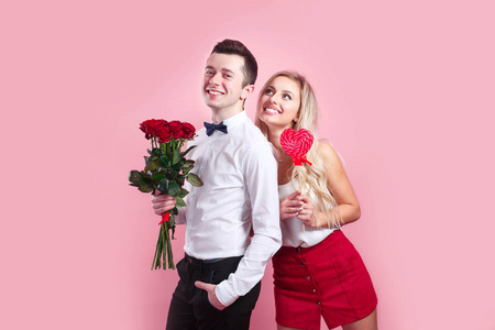 粉红色背景上的情人节快乐夫妇肖像。
