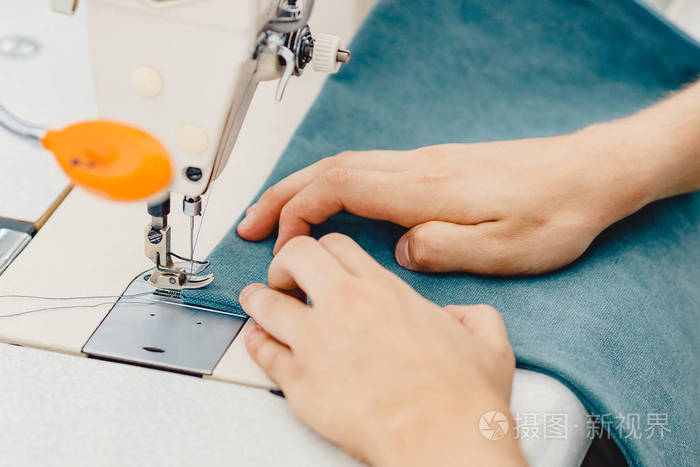 男裁缝在缝纫机上工作 用布料做购物袋照片 正版商用图片27unyt 摄图新视界
