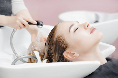 女人头部后面图片