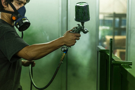 专业油漆工在金属表面涂抹涂料专业涂装晚涂钢制品喷漆室油漆工用深
