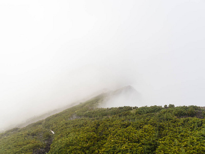 高加索山脉笼罩着云层。俄罗斯罗札库托