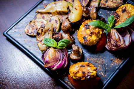 美味的烤蔬菜放在大盘里。健康食品。餐厅。