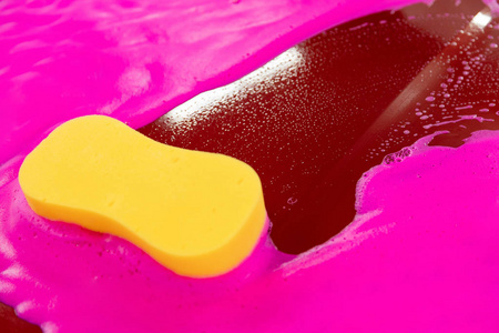 洗车黄海绵粉色泡沫背景