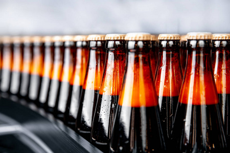 棕色玻璃啤酒饮料酒精瓶，啤酒厂输送带，生产线