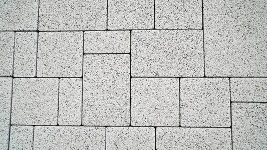 办公室候诊室侧视,靠近窗户的有木墙,石材地面,木质接待处和白色扶手