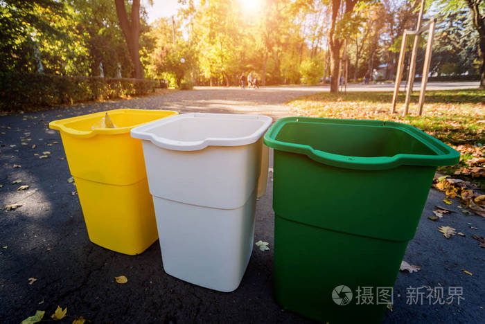 三个不同颜色的垃圾桶用于分类垃圾在公园区的户外零浪费理念
