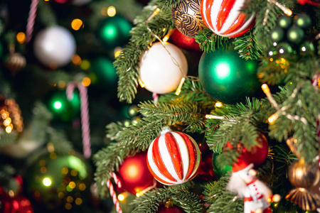 圣诞背景树枝上装饰着糖果棒棒糖藤条红绿相间的小球,带着波克灯照片