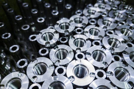 闪亮的钢铁零件特写背景,长时间清洁的钢棒经过精密数控车削照片