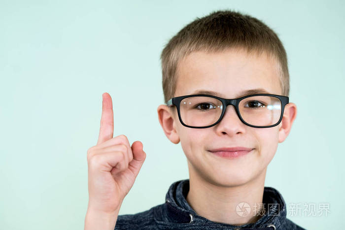 一个戴眼镜的小学生的特写肖像.