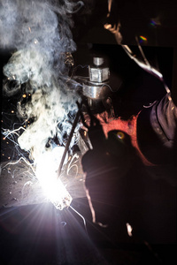 工人用电弧焊焊接金属结构