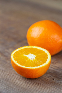 橘子水果隔离在木板复制空间