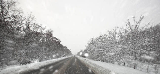 冬天的柏油路和外面的雪天