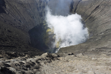 在爪哇岛的布罗莫火山内