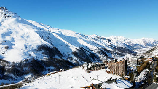 雄伟的冬季空中景观和滑雪胜地，在法国阿尔卑斯山莱梅纽尔斯3瓦利法国欧洲有典型的阿尔卑斯木屋