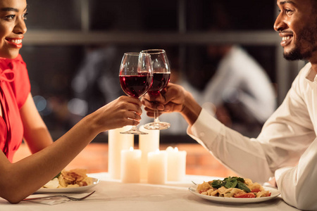 情侣在餐厅里举杯庆祝情人节，不规则剪裁