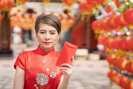 一个亚洲女人穿着一件红色的裙子，中国新年。